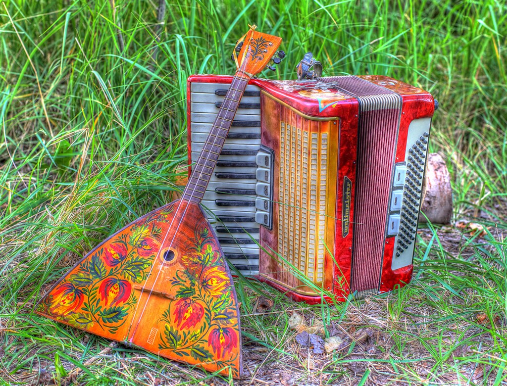 Handgefertigte Violine und Bogen in der Auslage des Musikhauses KlangHaus in Leipzig