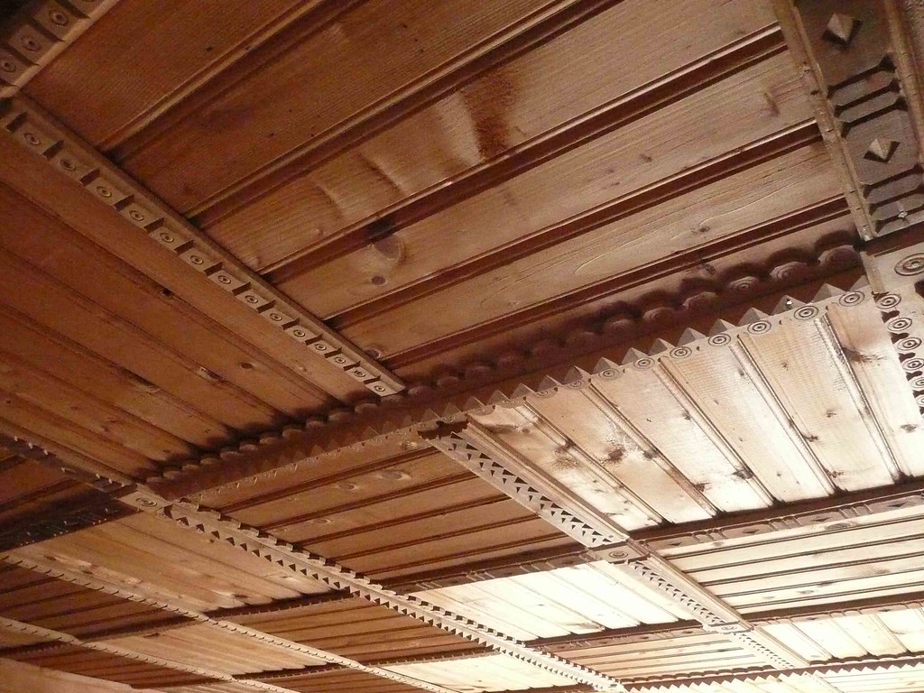 Instrumentenbauer arbeitet an einem Cello in der Meisterwerkstatt von KlangHaus Leipzig